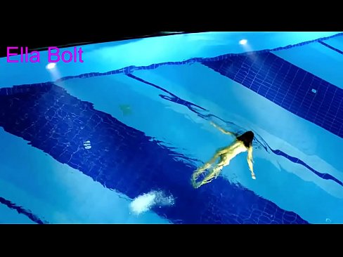 ❤️ Não consigo parar de ver, jovem loira apanhada a nadar nua na piscina da estância balnear ELLA BOLT ☑ Porno real em nós ❌