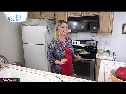 ❤️ A madrasta a ordenhá-lo na cozinha antes do seu encontro ☑ Porno real em nós ❌