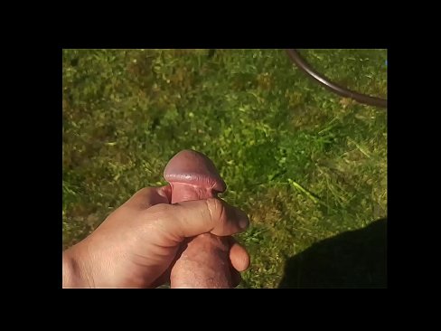 ❤️ A boazona fica com a rata rosa fodida e ejacula com um esguicho num jardim de Verão ☑ Porno real em nós ❌