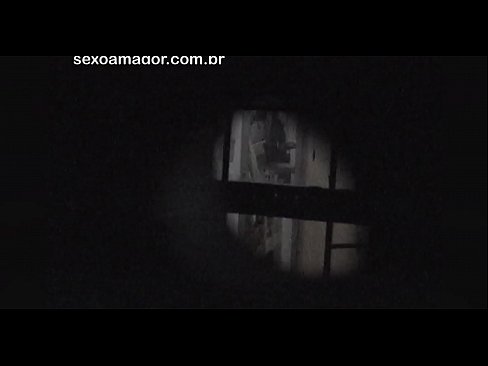 ❤️ Lourinho é filmado secretamente por um voyeur de bairro escondido atrás de tijolos ocos ☑ Porno real em nós ❌