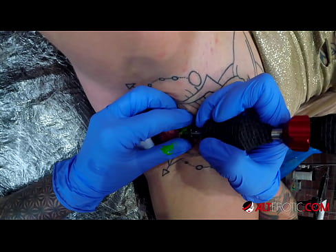 ❤️ Extremamente tatuada, a brasa Sully Savage fez uma tatuagem no seu clítoris ☑ Porno real em nós ❌