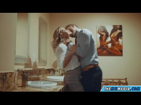 ❤️ Quando uma loira peituda o seduz numa casa de banho pública ☑ Porno real em nós ❌